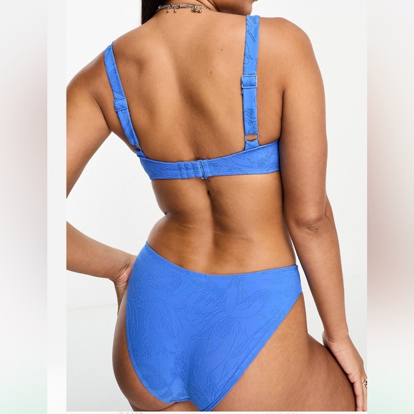 & Other Stories deep v bandeau bikini top in blue floral jacquard - Picture 4 of 5